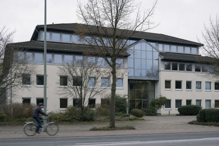 Bürogebäude aus den 1990er-Jahren mit gläsernem Eingangsbereich