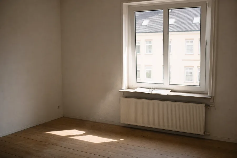 Leerer Wohnraum mit einem aufgeklappten leeren Aktenordner auf der Fensterbank
